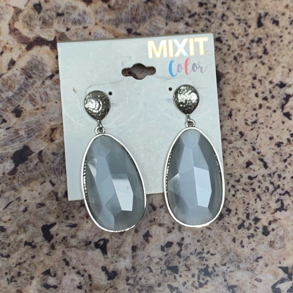 JCPenney silver / grey dangle earrings, NWT 🤍